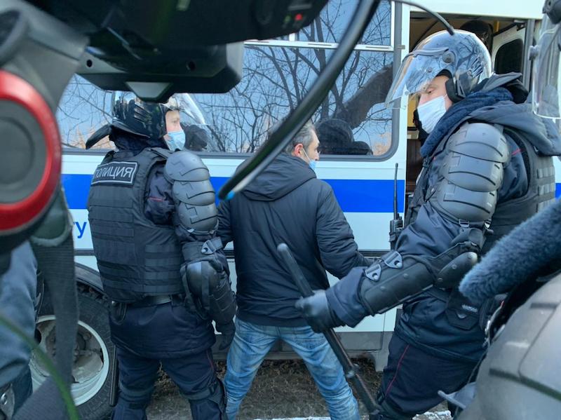 Число задержанных у Мосгорсуда приблизилось к 400