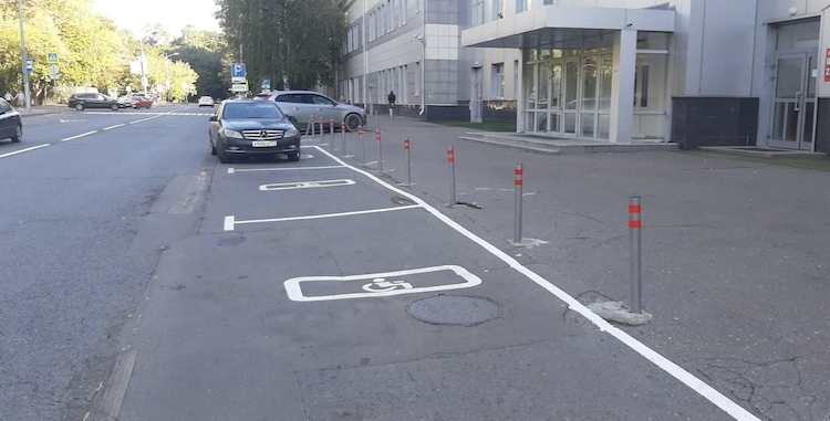 На северо-западе Москвы проредили парковочные места, сделав их для инвалидов