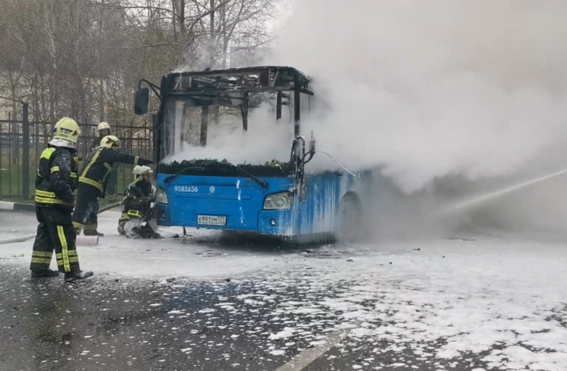 На юго-западе Москвы из-за возгорания автобуса перекрыто движение