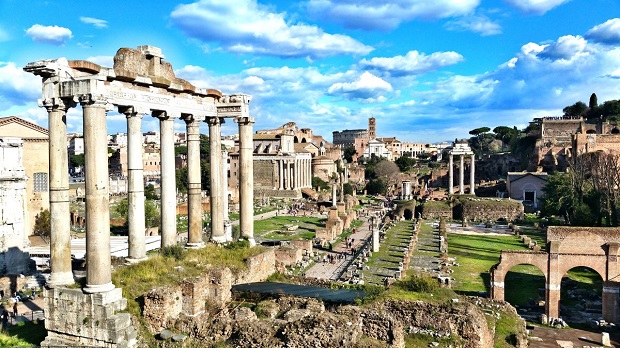 Часть стены Римского форума обрушилась на глазах туристов в Италии