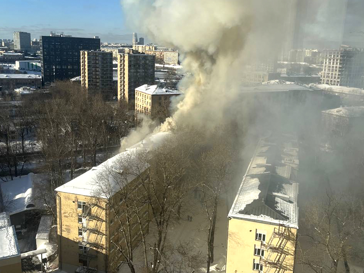 В горящем общежитии на севере Москвы рухнула кровля