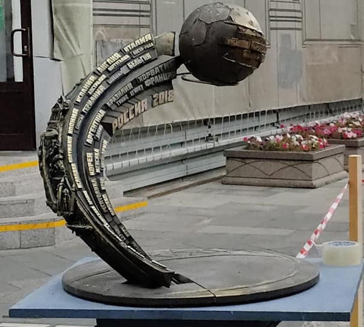 «Какая мерзкая личинка»: москвичи оценили проект памятника ЧМ-2018 на Никольской