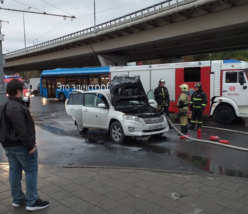 В центре Москвы загорелся легковой автомобиль