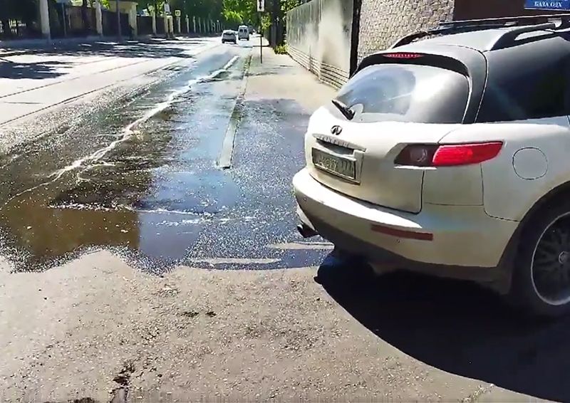 Грязная вода с пеной заливает улично-дорожную сеть Елизаветинского переулка