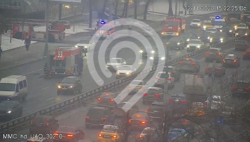 На Варшавском шоссе затруднено движение из-за возгорания на складе