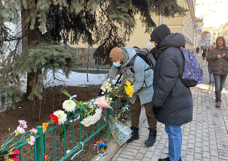 Москвичи несут цветы к посольству Украины