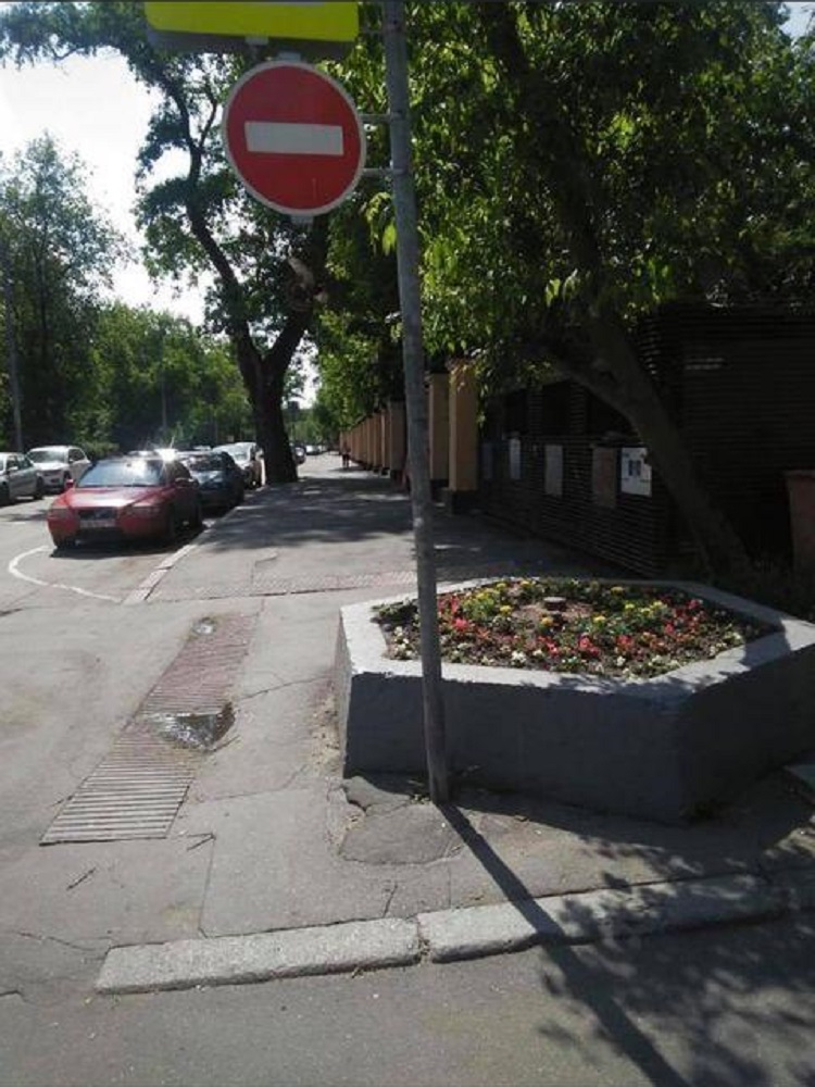 В Москве жители Хамовников пожаловались на перегороженный клумбой тротуар