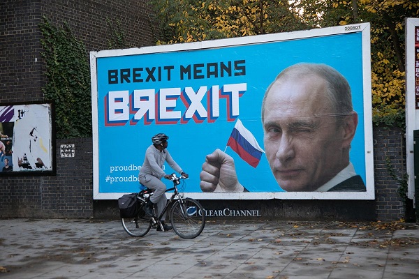 «С благодарностью за Brexit»: на улицах Лондона появились портреты Путина и Джонсона 