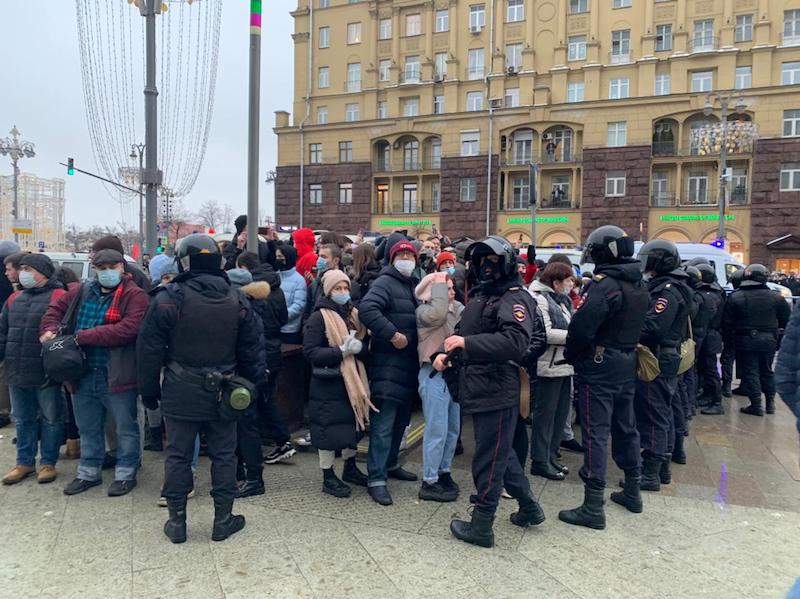 Два уголовных дела возбуждены по факту нападения на полицейского и сотрудника Росгвардии на акции в Москве 23 января