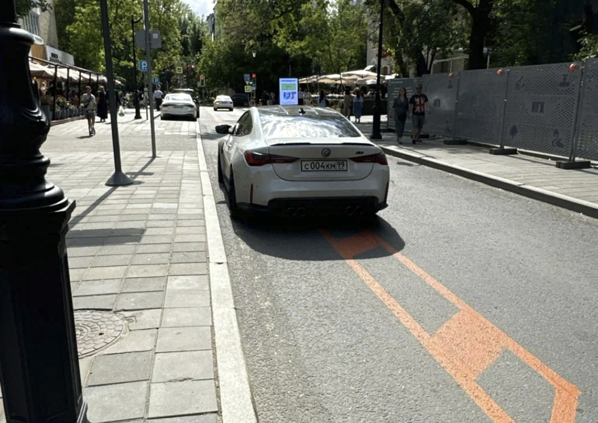 Более 2 тыс. автомобилей за 9 месяцев эвакуировали с велодорожек в Москве