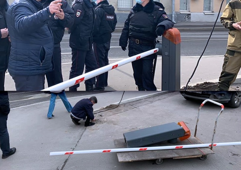 В центре Москвы в пятый раз снесли шлагбаум возле отделения полиции