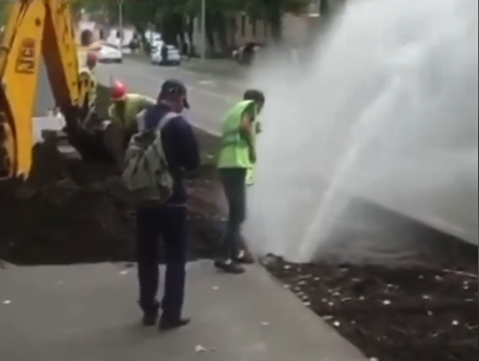 На юге Москвы, где жители протестуют против строительства дома, пробили водопровод 