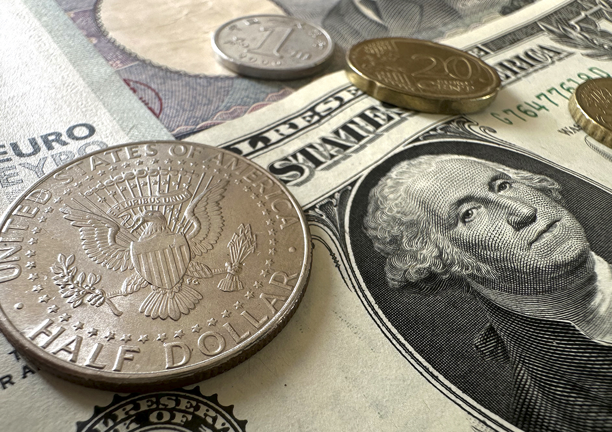 Экономисты объяснили, почему российский валютный рынок остается долларовым