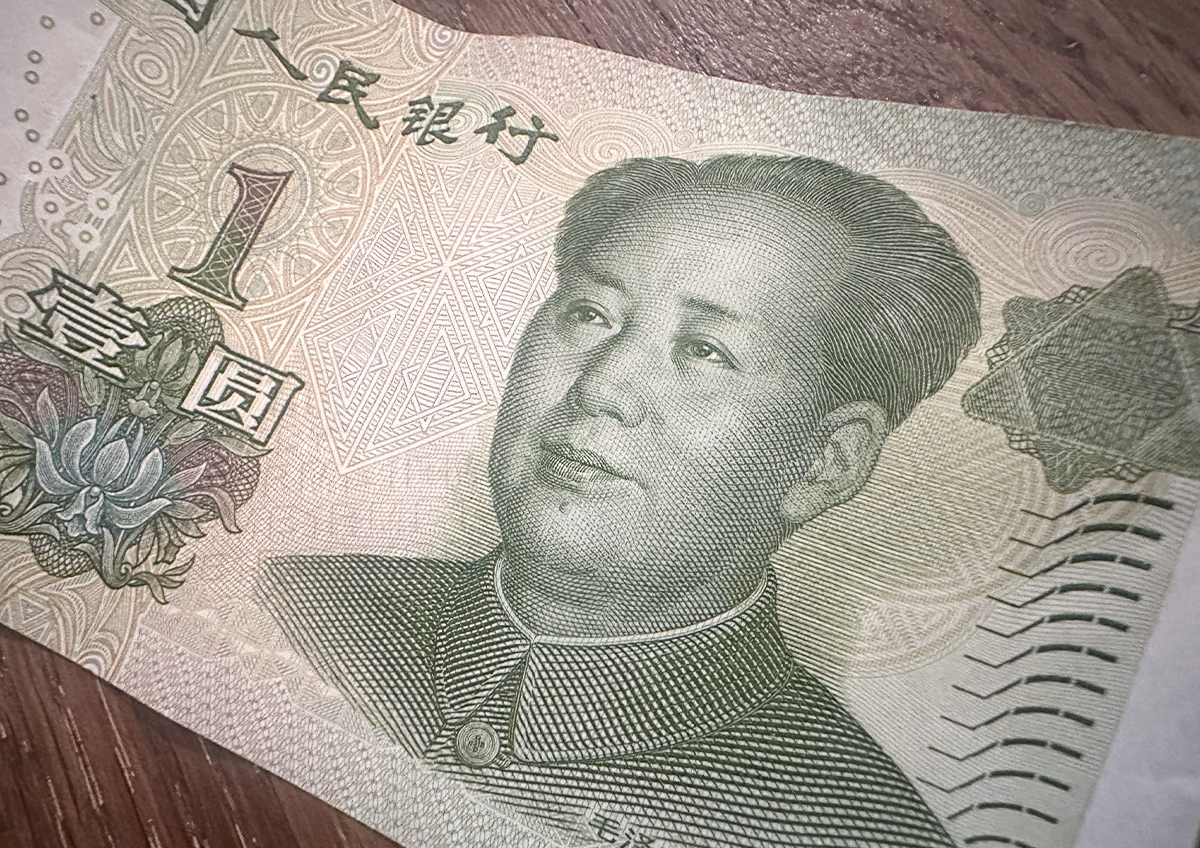 Названы основные риски вложений в юань