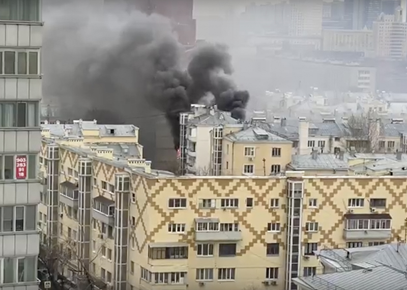 Спасатели вытащили четверых человек из горящего дома на Шмитовском проезде в Москве