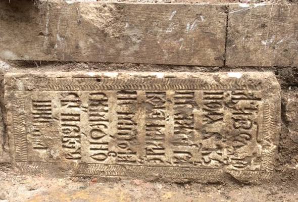 В Подмосковье при реставрации храма XIX века обнаружена плита XVII столетия