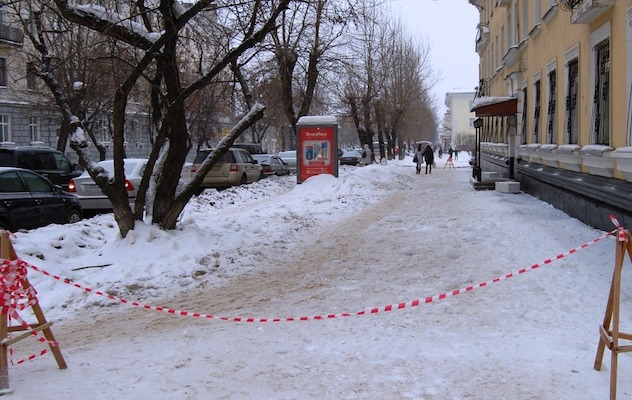 В ЮВАО дворник, пытавшийся спасти москвичку от падающей сосульки, получил травмы 