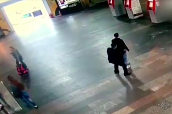  Момент нападения рецидивиста на Курском вокзале сняли камеры видеонаблюдения