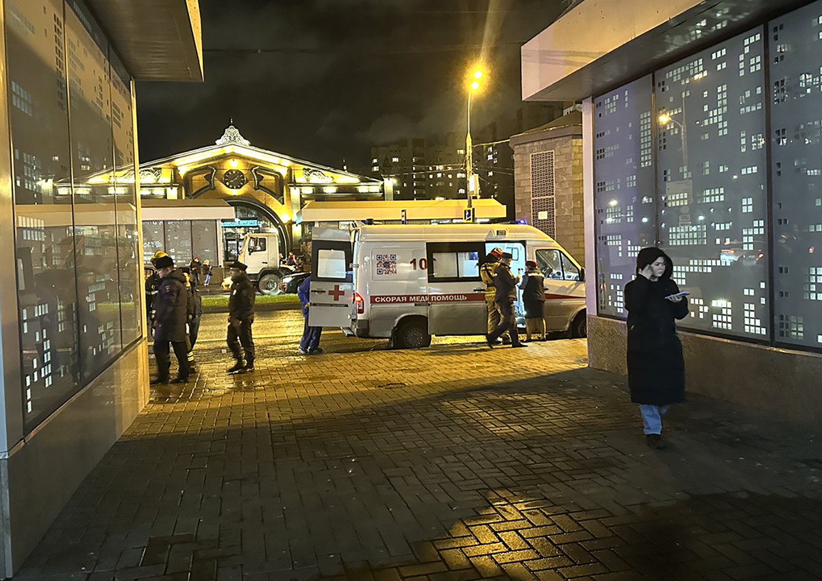 Человека погрузили в скорую у станции метро «Новые Черёмушки»