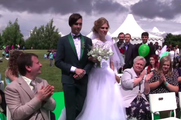 Москвичи отметили День семьи, любви и верности «Большой свадьбой» в Царицыно