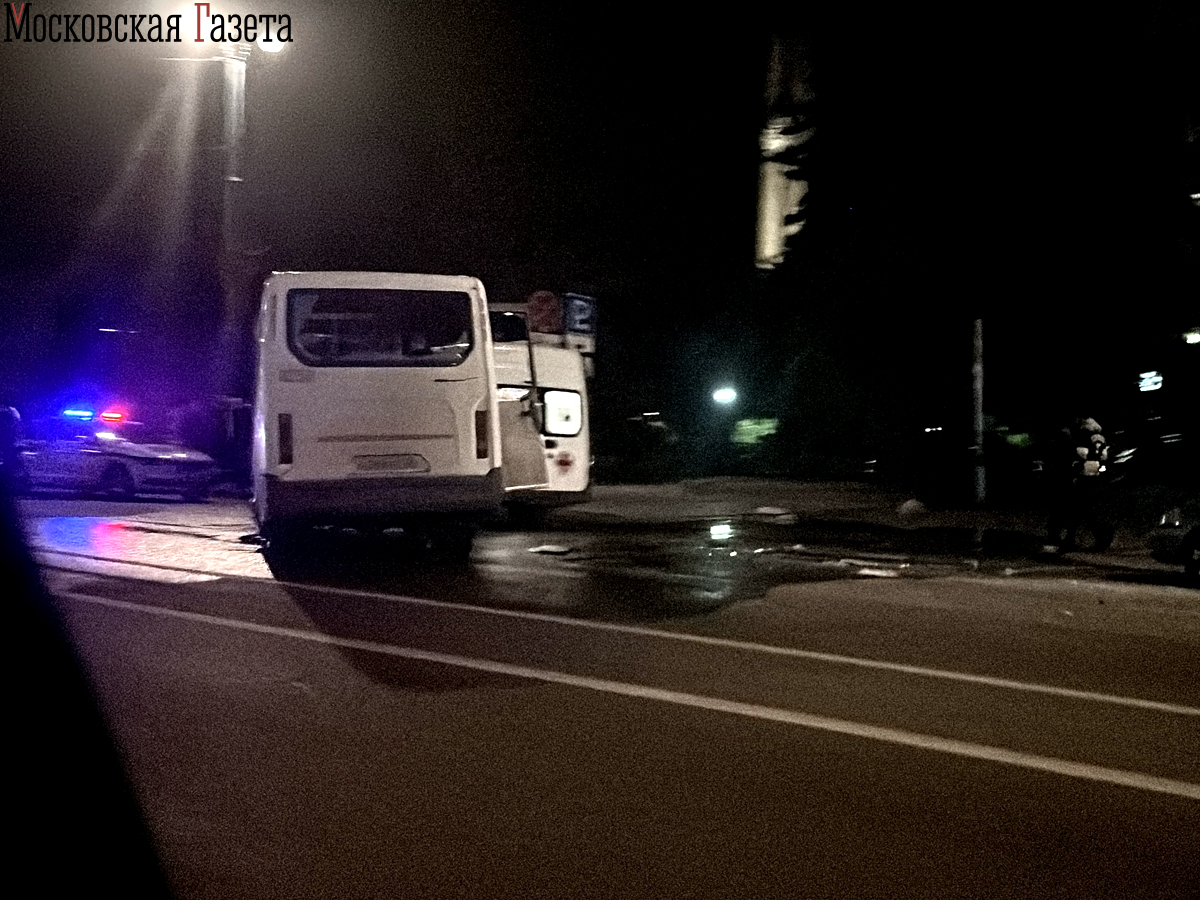 Появились кадры с места ДТП в Воронеже, где Mercedes врезался в маршрутку Появились кадры с места ДТП в Воронеже, где Mercedes врезался в маршрутку