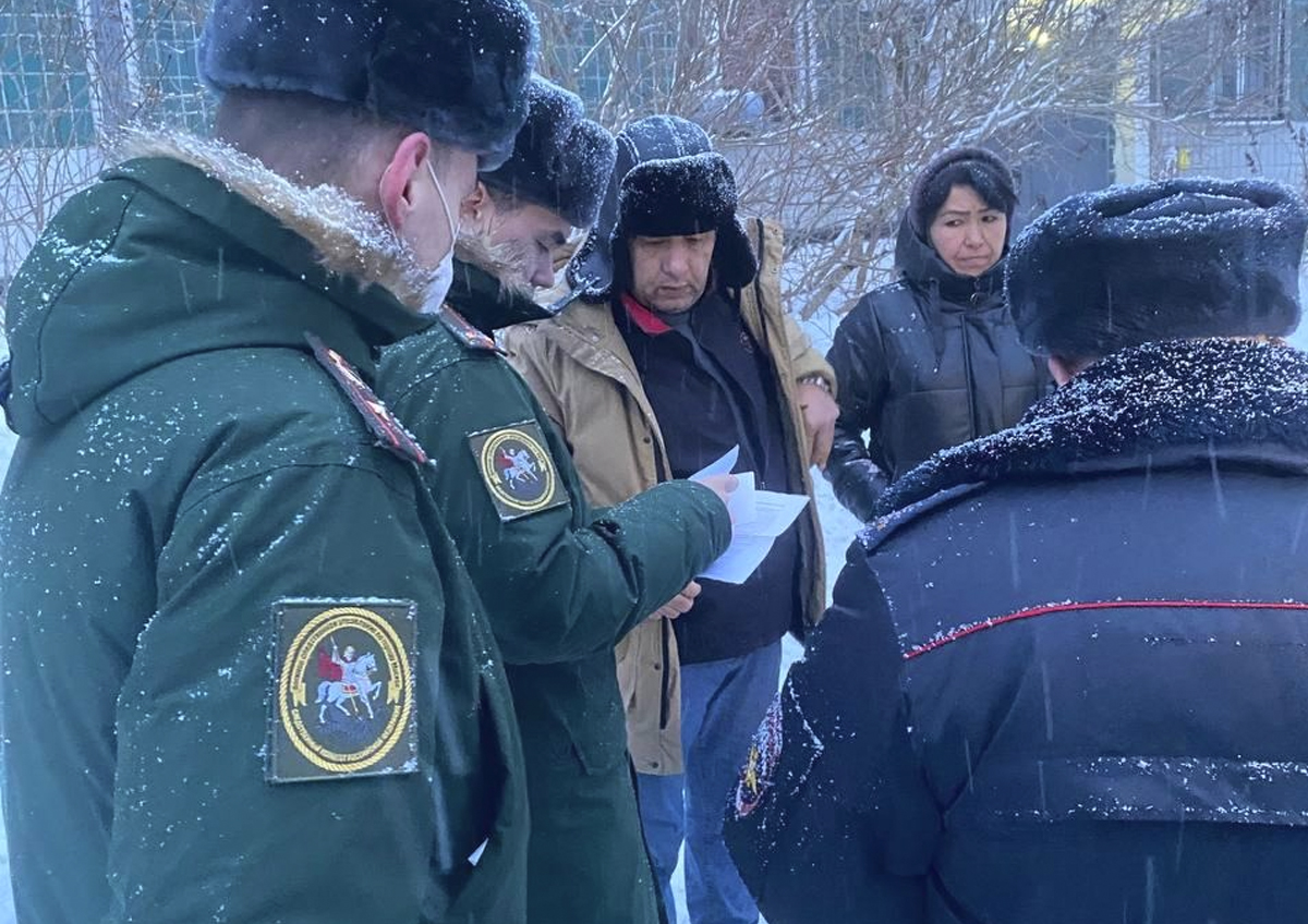 Мигрантов доставили в отдел полиции во время рейда в Солнечногорске