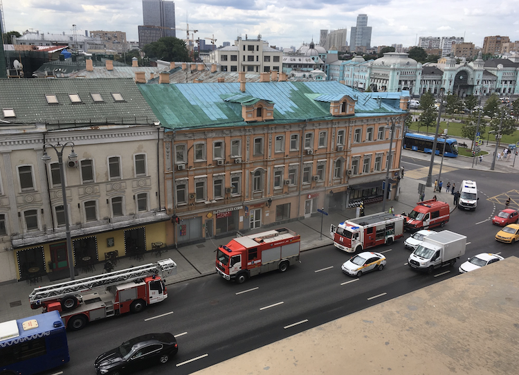 В МЧС сообщили о возгорании продуктового автомата в подземном переходе в центре Москвы