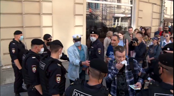 На несогласованной акции протеста в центре Москвы начались задержания