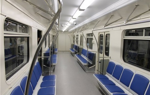 В метро вагоны с кондиционерами пометят специальными наклейками