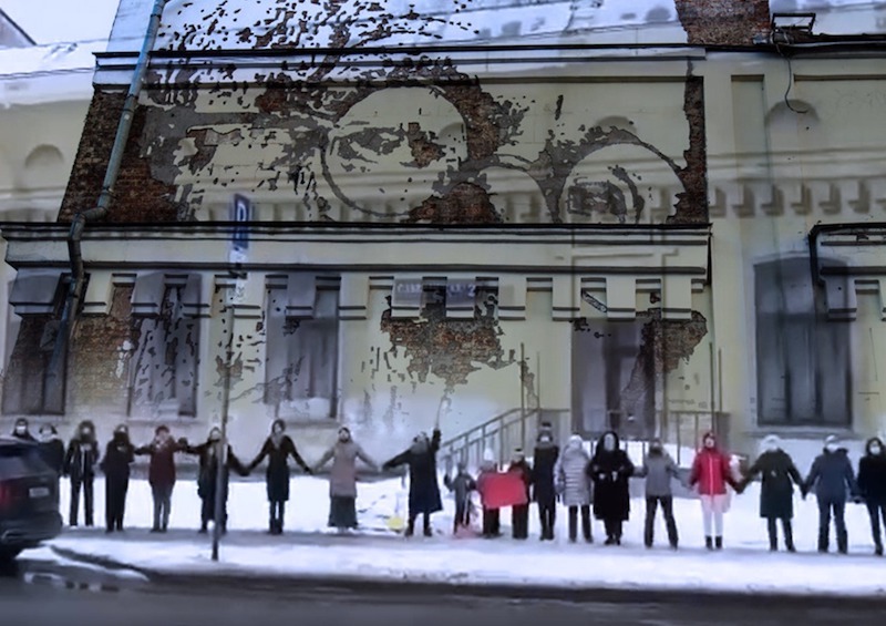 Москвичи выстроились в живую цепь против сноса исторического здания с портретом Германа Гессе