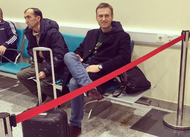 Навальный заявил, что запрет на его выезд из страны принят с нарушением закона