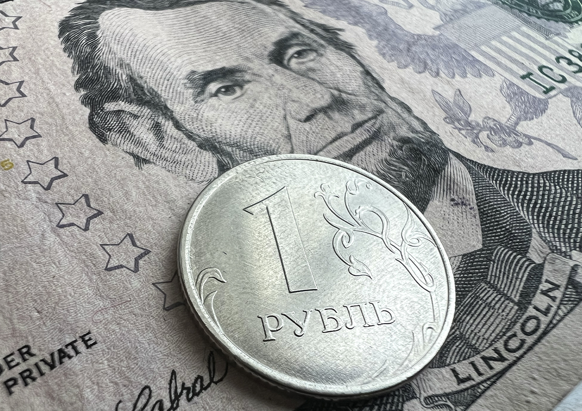 После рекордного взлета рубль рискует опуститься до 100 за доллар