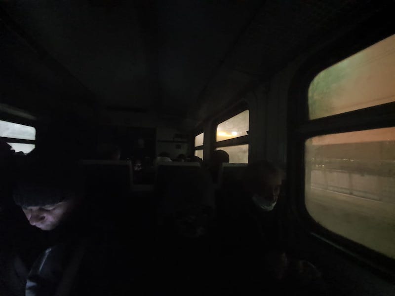 В электричке Казанского направления пассажиры едут без света