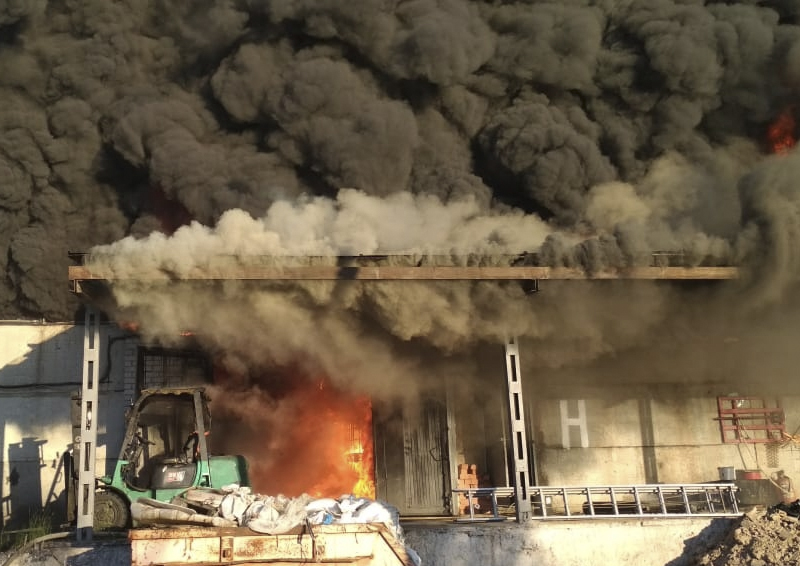 Пожар площадью около 1000 квадратных метров вспыхнул на складе в Казани