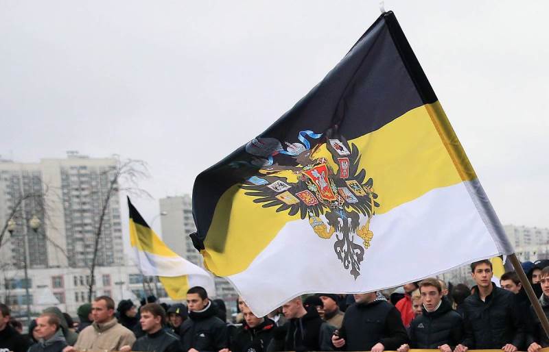 В России предложили закрепить статус исторических государственных флагов и гербов