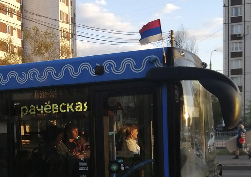 На московском транспорте заметили перевернутый флаг России: юристы рассказали о последствиях