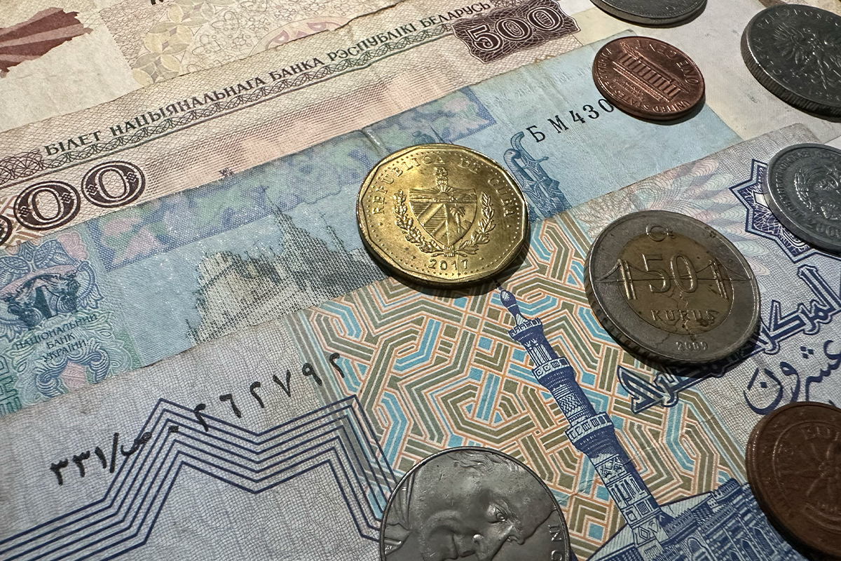 Россиянам не советуют полностью отказываться от бумажных денег
