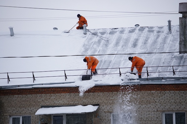 В Москве собственников нежилых зданий обязали чистить крыши от снега