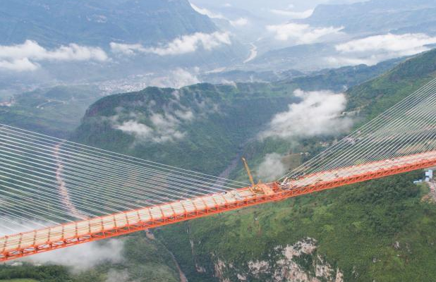 В Китае построили самый высокий в мире навесной мост 