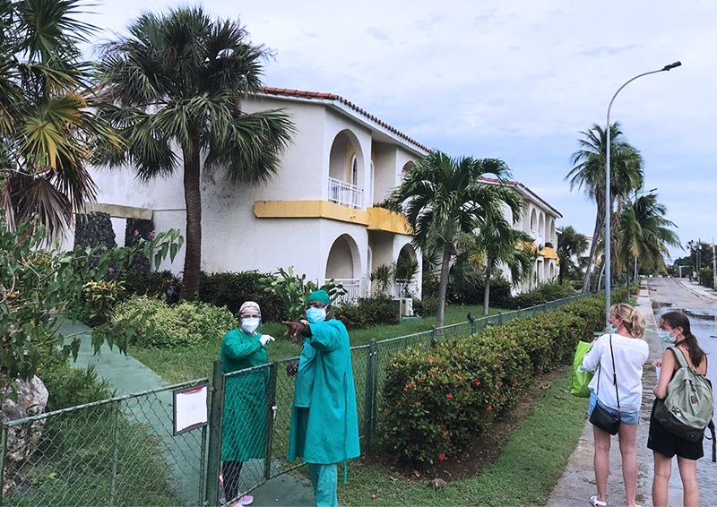 Изолированные на Кубе после тестов на коронавирус российские туристы рассказали о происходящем на курорте