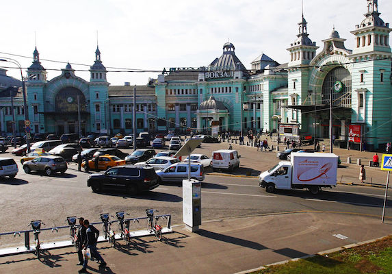 Памятник Максиму Горькому вернут на Белорусский вокзал