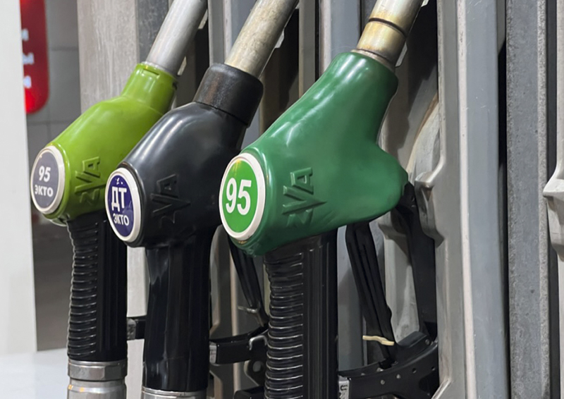 Нефть продолжает дешеветь. Экономист дал прогнозы по ценам на бензин в России