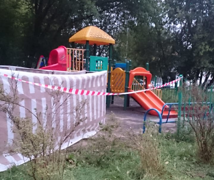 Москвичи сообщают о «раскопках» на детской площадке в Таганском районе