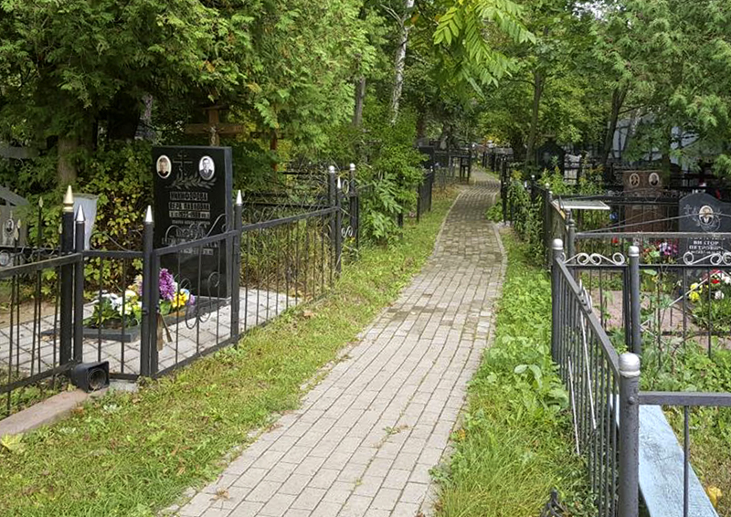 На кладбище в Дмитрове без предупреждения выкопали ограды с могил