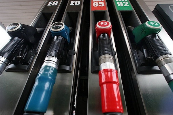Эксперты прогнозируют рост цен на бензин до 50,5 рублей и призывают правительство самому регулировать уровень торговых надбавок