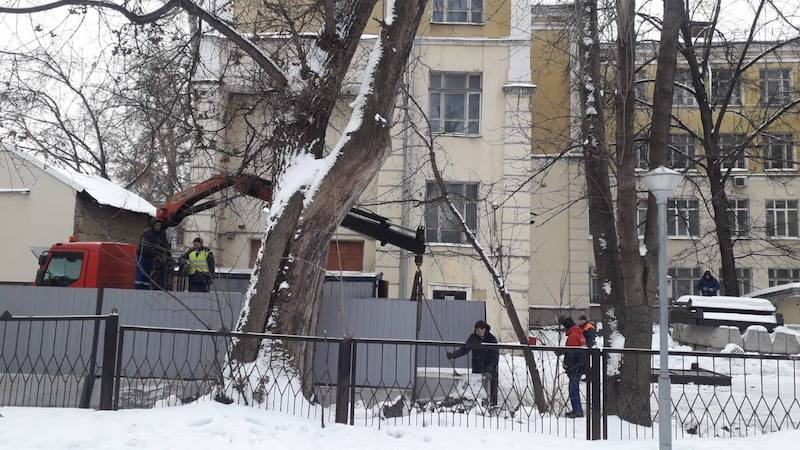 На Ивановской горке появились ограждения вокруг исторического здания