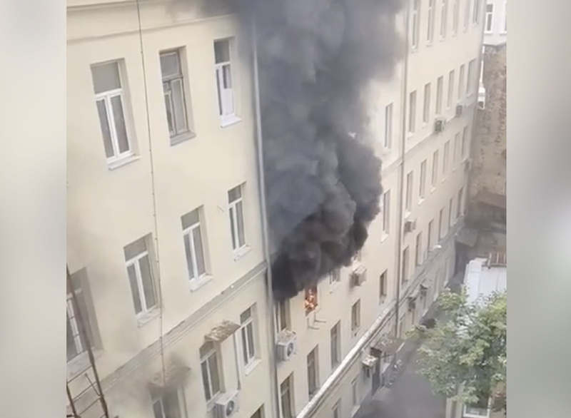 В центре Москвы загорелась квартира в пятиэтажном жилом доме