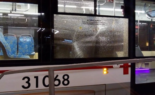  Опубликованы фотографии трамваев, обстрелянных вандалами на северо-востоке Москвы