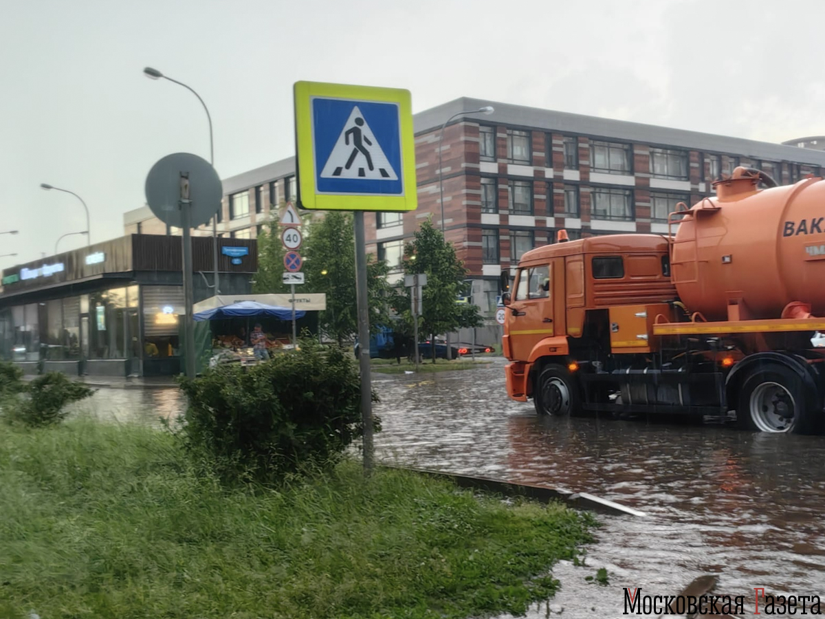 ЖК «Гусарская баллада» снова затопило после ливня: жители достают сапборды ЖК «Гусарская баллада» снова затопило после ливня: жители достают сапборды
