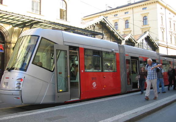 В Москве построили первую платформу венского типа для трамваев